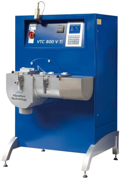 Vibration technológiai berendezés a precíziós fémiparban, modern kialakítással és fejlett funkciókkal.