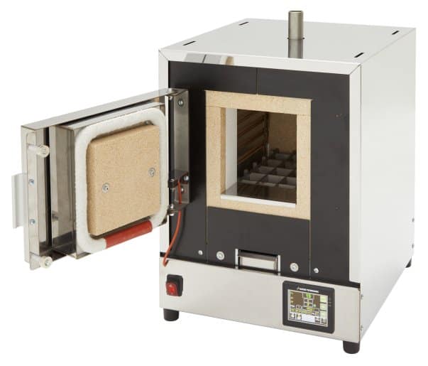 Precíziós kemencés hőkezelő berendezés, modern technológiával.